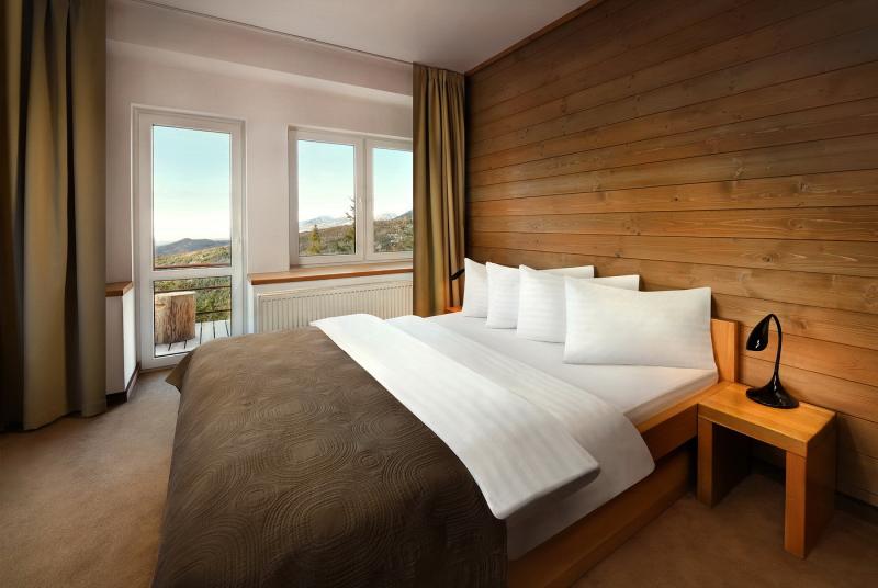 Dvojlôžková izba s balkónom s výhľadom a dvoma prístelkami